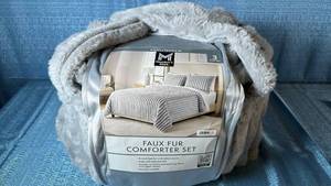 lot 2041 image: Members Mark Faux Fur Comforter Set. Size FullQueen. Color Gray.