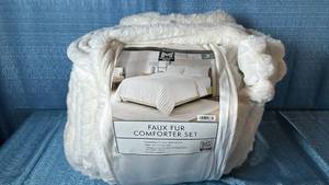 lot 2042 image: Members Mark Faux Fur Comforter Set. Size King. Color White.