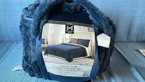 lot 2043 image: Members Mark Faux Fur Comforter Set. Size King. Color Blue.