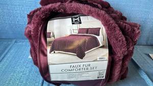 lot 2044 image: Members Mark Faux Fur Comforter Set. Size King. Color Wine.