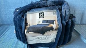 lot 2045 image: Members Mark Faux Fur Comforter Set. Size FullQueen. Color Blue.
