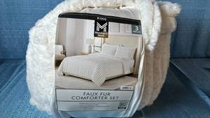 lot 2046 image: Members Mark Faux Fur Comforter Set. Size King. Color White.