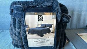 lot 2047 image: Members Mark Faux Fur Comforter Set. Size King. Color Blue.