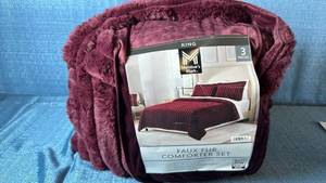 lot 2048 image: Members Mark Faux Fur Comforter Set. Size King. Color Wine.