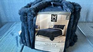 lot 2050 image: Members Mark Faux Fur Comforter Set. Size FullQueen. Color Blue.