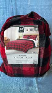 lot 2058 image: Members Mark Plush Comforter Set. Size King. Color RedBlack Plaid.