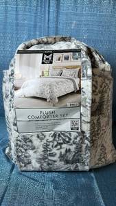 lot 2060 image: Members Mark Plush Comforter Set. Size King.