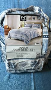 lot 2063 image: Members Mark Plush Comforter Set. Size King.