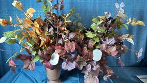 lot 2082 image: Pair of ��31 Threshold Faux Arrangements.