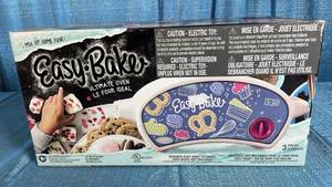 lot 3008 image: Easy Bake Ultimate Oven
