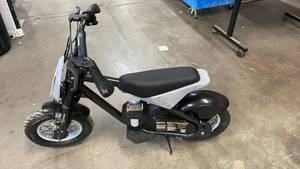 lot 3031 image: Jetson Electric Kick Scooter