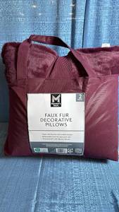 lot 8067 image: Members Mark Burgundy Faux Fur Decorative Pillows - 2 Pack