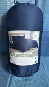 lot 8073 image: Harmony Home 3-Piece Bamboo Comforter Set - Navy Blue