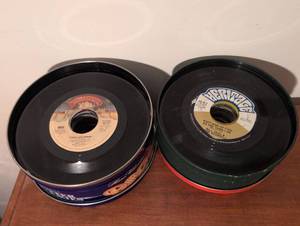 lot 125 image: KISS & Bill Deal and The Rhondels 45 RPM Records Bundle