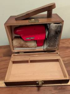 lot 176 image: Schick Easy Shine Electric Shoe Grooming Kit
