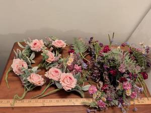 lot 195 image: Mixed Flower Garland with Pink Roses
