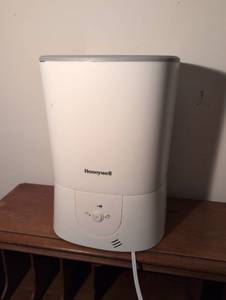 lot 240 image: Honeywell Cool Mist Humidifier