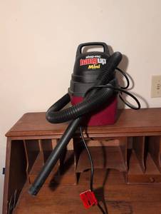 lot 253 image: Shop-Vac Hang Up Mini Vacuum