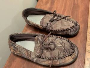lot 181 image: Camouflage Shoes Set