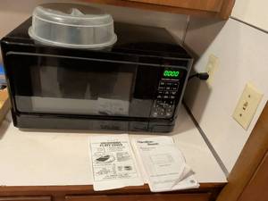 lot 266 image: Hamilton Beach Microwave with Plate Covers
