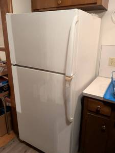 lot 271 image: Amana Energy Efficient Refrigerator TR25 Model