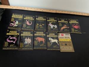 lot 324 image: Complete Set of 1970s Bonomo Zodiac Horoscope Pocket Manuals