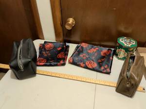 lot 448 image: Chinese Dragon Print Sewing Kit with Storage Case