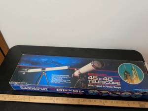 lot 404 image: Science Mate 45x40mm Telescope with Tripod