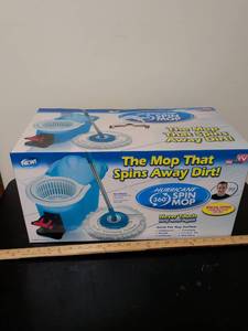 lot 405 image: Hurricane 360° Spin Mop Cleaning System