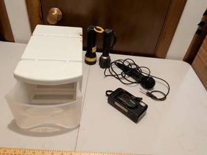 lot 494 image: Vivitar V84 Wireless Microphone System with Storage Steps