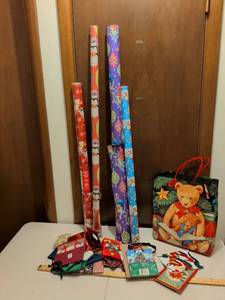 lot 512 image: Holiday Gift Wrapping Collection