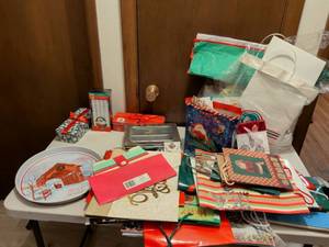 lot 513 image: Holiday Gift Wrapping Supply Collection