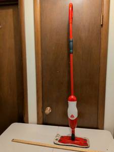 lot 514 image: O-Cedar Spray Mop with Refillable Bottle