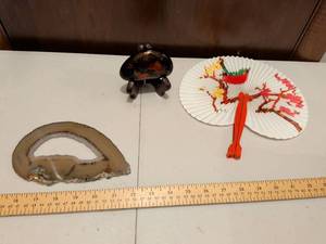 lot 478 image: Japanese Collectibles Set - Agate Slice, Fan & Lacquer Stand
