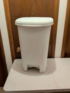 lot 556 image: Sterilite White Storage Container with Lid