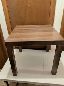 lot 557 image: American Small End Table