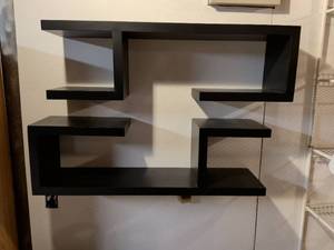 lot 560 image: Modern Floating Wall Display Shelves Set