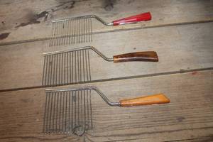 lot 3777 image: Vintage Bakelite Handled Cake Cutters