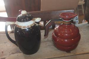 lot 3779 image: Vtg. Beehive Coffee Carafe and More