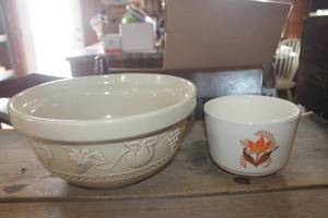 lot 3781 image: Vtg. Bakerite Orange Tulip Bowl & More
