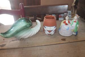 lot 3783 image: Vtg. Regal Planter and More