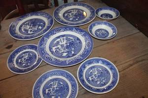 lot 3792 image: Vtg. Willow Royal China Dishes