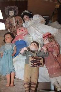 lot 3800 image: Rubbermaid with Vintage Dolls