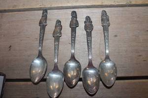 lot 3804 image: Vtg. Dionne Quintuplets Silverplate Spoons