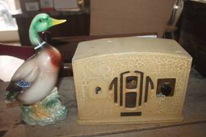 lot 3807 image: Antique Radio untested & Duck Figurine