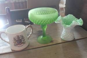 lot 3824 image: Vtg. Fenton Ruffle Vase and More