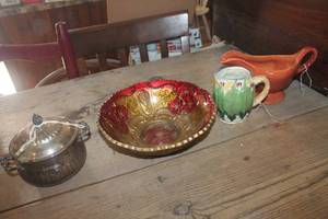 lot 3831 image: Vtg. Gravy Boat, Sugar Bowl & More