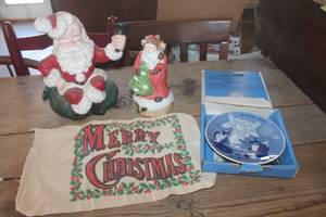 Vtg. Santa Figurines, Décor Plate & More
