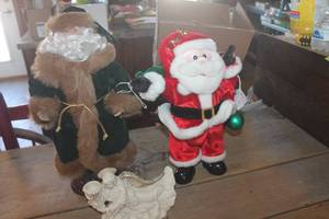 lot 3867 image: Christmas Santas and Candleholder
