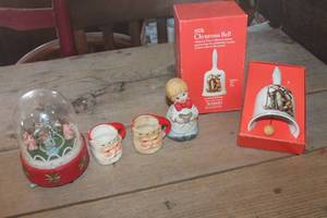 lot 3868 image: Vtg. 1974 Christmas Bell and More